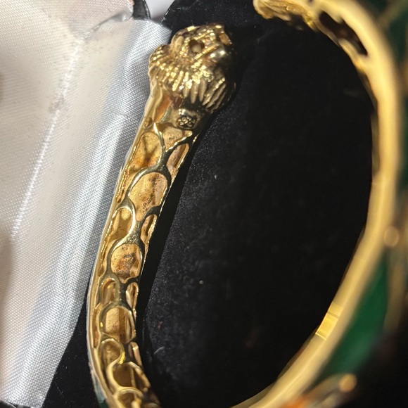 Vintage Lion Head ring and matching bracelet with emerald green enamel accents. - Picture 13 of 13